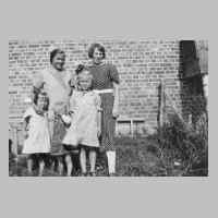 045-0017 Hinten links Frau Marie Koppke mit ihren Kindern .jpg